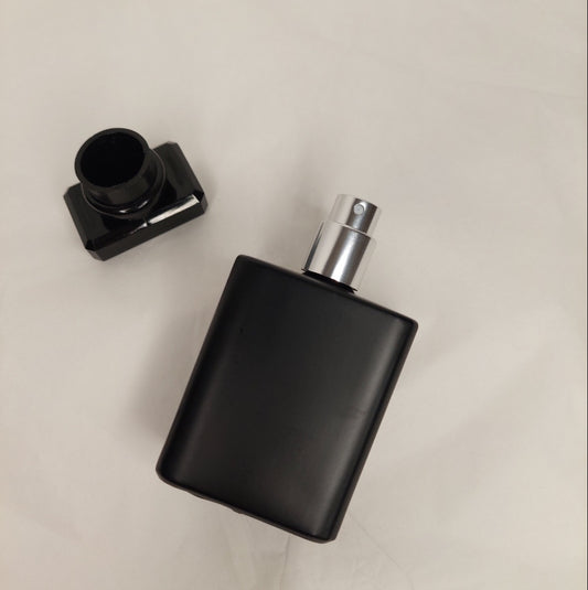 Flacon Vide Parfum Carré Noir 50 ml – Rechargeable avec Pompe Dévissable